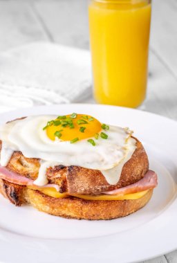 Jambon, yumurta ve peynirden yapılmış Croque Madame sandviçi.