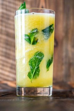 Naneli ve naneli Caipirinha kokteyli.