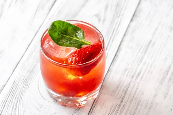 Glas Aardbeien Basilicum Limonade Cocktail Versierd Met Aardbeien — Stockfoto