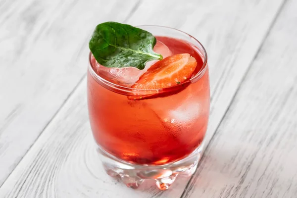Glas Erdbeer Basilikum Limonade Cocktail Garniert Mit Erdbeere — Stockfoto