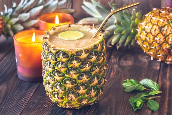 Abacaxi Ricaco Cocktail Auf Ananasschale Serviert — Stockfoto