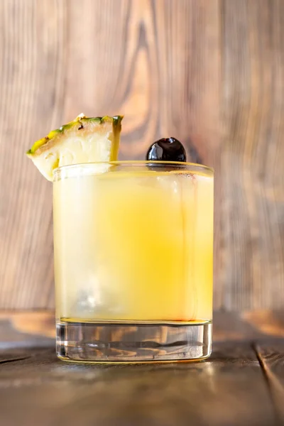 Voodoo Cocktail Garniert Mit Ananaskeil — Stockfoto