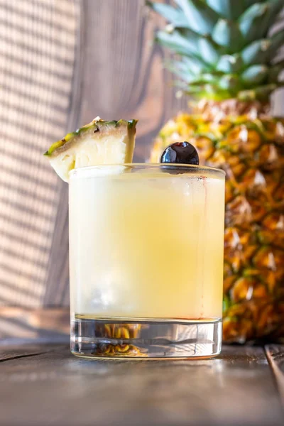 Voodoo Cocktail Guarnito Con Zeppa Ananas — Foto Stock