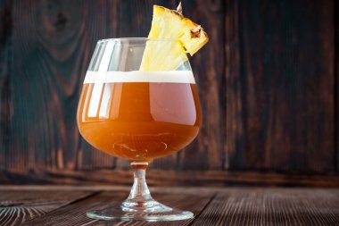 Hugo özel kokteyli ananas dilimleriyle süslenmiş.