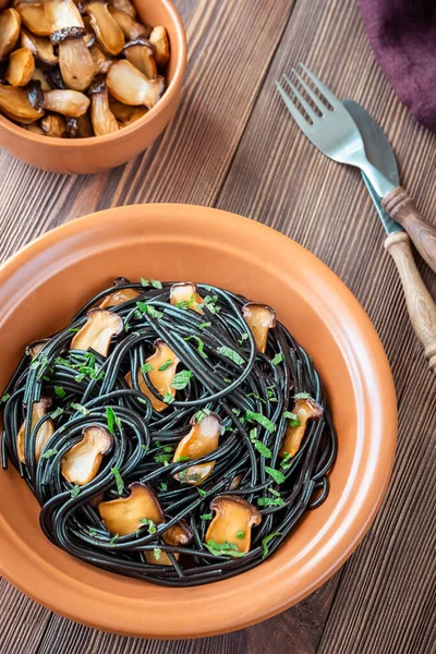 Schaal Van Eryngii Champignon Zwarte Spaghetti Pasta — Stockfoto