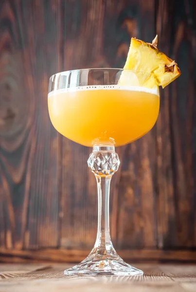 Scheidungsgrund Cocktail Garniert Mit Ananaskeil — Stockfoto
