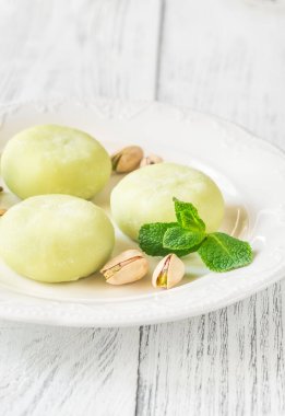 Pistachio mochi - Japon pirinç keki servis tabağında