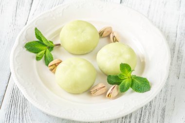 Pistachio mochi - Japon pirinç keki servis tabağında