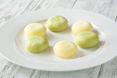 Pistachio ve limonlu mochi - Japon pirinç keki servis tabağında