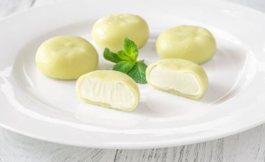 Pistachio mochi - Japon pirinç keki servis tabağında