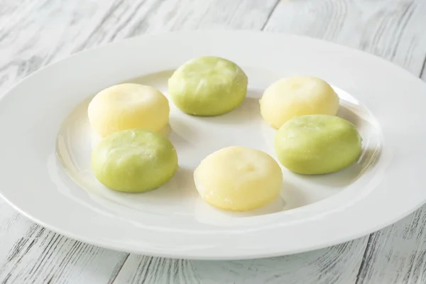 Pistasch Och Citron Mochi Japansk Ristårta Serveringsplattan — Stockfoto