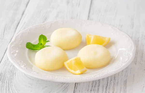 Lemon Mochi Japońskie Ciasto Ryżowe Talerzu — Zdjęcie stockowe