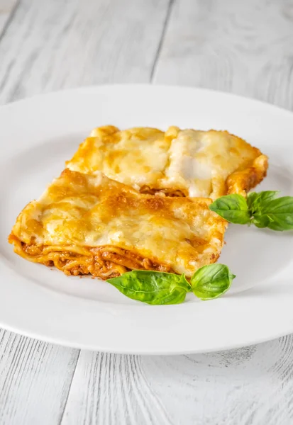 Portie Traditionele Lasagne Met Basilicumbladeren — Stockfoto