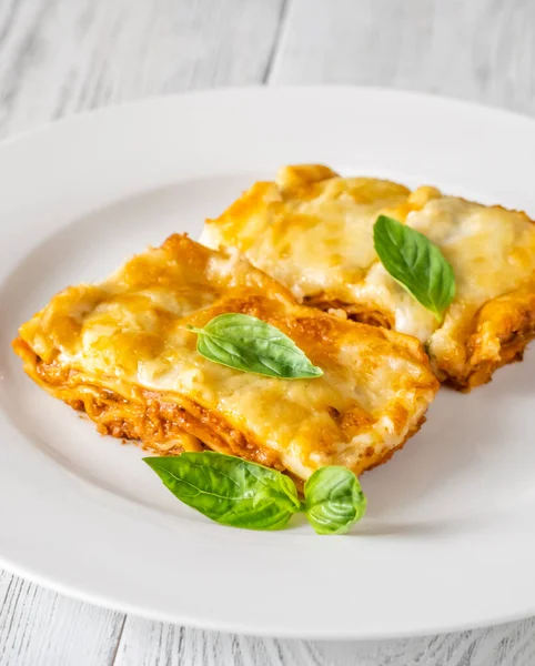 Portion Traditionelle Lasagne Mit Basilikumblättern — Stockfoto