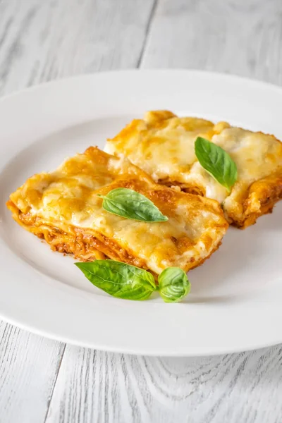 Portie Traditionele Lasagne Met Basilicumbladeren — Stockfoto