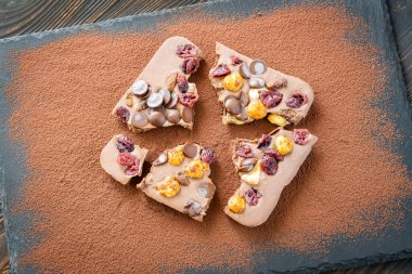 Fındıklı ve kuru meyveli çikolata.