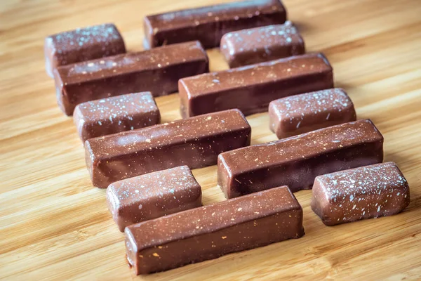 Dulces Chocolate Primer Plano Fondo Madera — Foto de Stock