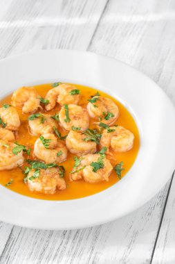 Gambas al jillo - sarımsak ve kırmızı biber yağında pişirilmiş karidesler