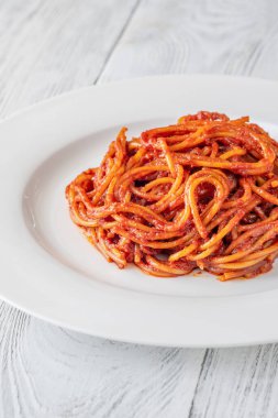 Spaghetti 'nin bir kısmı beyaz tabakta.
