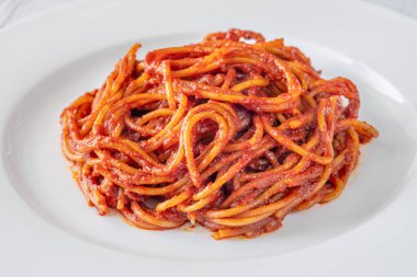 Spaghetti 'nin bir kısmı beyaz tabakta.