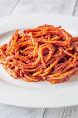 Beyaz tabakta Spaghetti alla ssassina