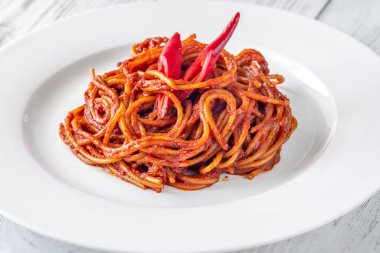 Spaghetti 'nin bir kısmı beyaz tabakta.