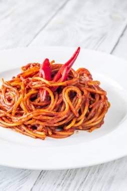 Beyaz tabakta Spaghetti alla ssassina