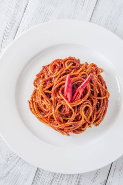 Spaghetti 'nin bir kısmı beyaz tabakta.