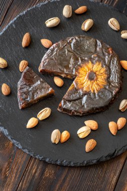 Taş tepside ezilmiş meyve ve fındıklı kek.