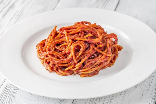 Porzione Spaghetti Alla Ssassina Sul Piatto Bianco — Foto Stock