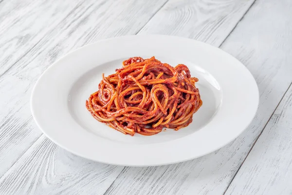 Beyaz Tabakta Spaghetti Alla Ssassina — Stok fotoğraf