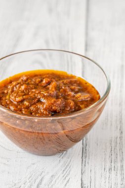 Tahta masada puttanesca sosu.