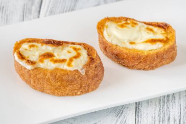 Ciabatta mozzarella tostları beyaz arka planda