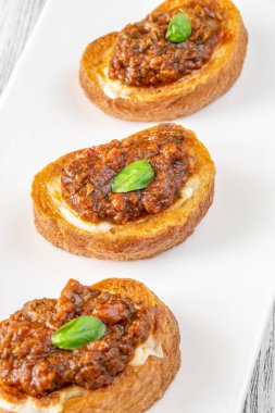 Mozarella ve puttanesca soslu Ciabatta bruschetas.