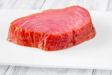 Beyaz tabakta füme ton balığı.