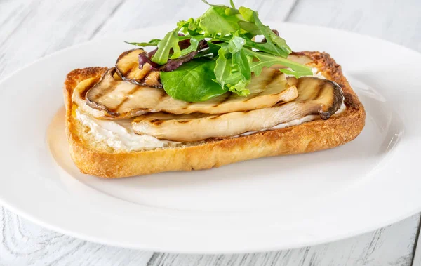 Сэндвич Чиабаттой Сливочным Сыром Эрингиями — стоковое фото