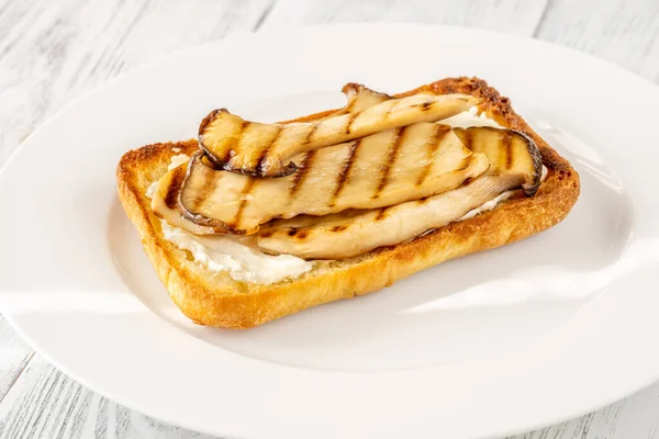 Сэндвич Чиабаттой Сливочным Сыром Эрингиями — стоковое фото