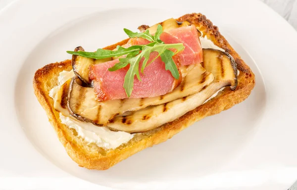 Сэндвич Чиабаттой Тунцом Сливочным Сыром Эрингиями — стоковое фото