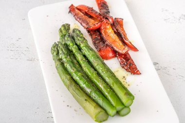 Izgara biberli haşlanmış kuşkonmaz.