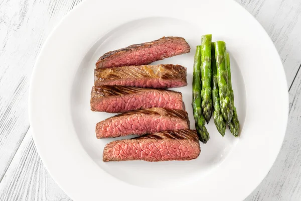 Flank Beef Steak Auf Dem Weißen Teller — Stockfoto