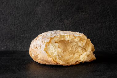 Siyah arka planda kırılmış bir somun ekmek.