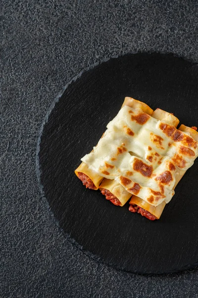 Makaron Cannelloni Nadziewany Sosem Bolońskim Mozzarellą — Zdjęcie stockowe
