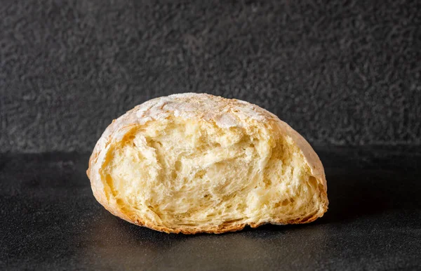 Сломанный Хлеб Черном Фоне — стоковое фото