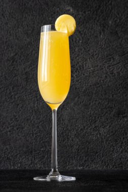 Ananaslı Mimosa Kokteyli ananas dilimleriyle süslenmiş.