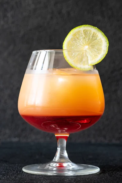 Bay Breeze Cocktail Garniert Mit Limettenrad — Stockfoto