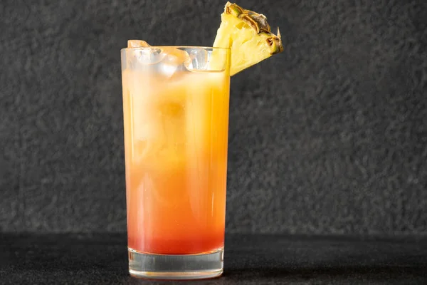 Bicchiere Malibu Sunset Cocktail Guarnito Con Zeppa Ananas — Foto Stock