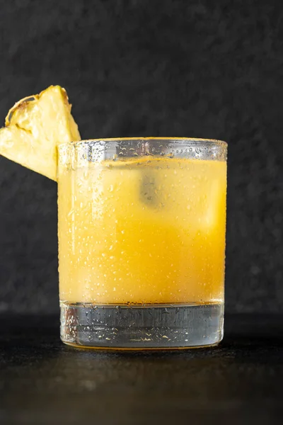 Bicchiere Rum All Ananas Cocktail Guarnito Con Zeppa All Ananas — Foto Stock