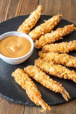 Taş tepside soslu karides tempura.