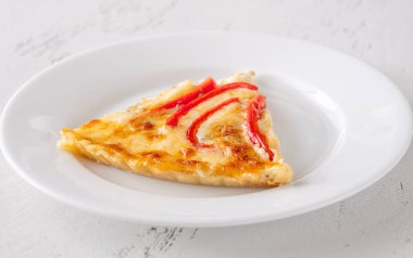 Mavi peynir ve kırmızı dolma biberli tart.