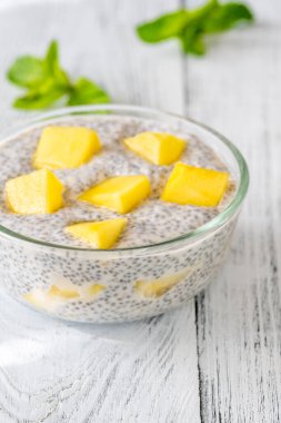 Bir kase taze mango küplü chia pudingi.